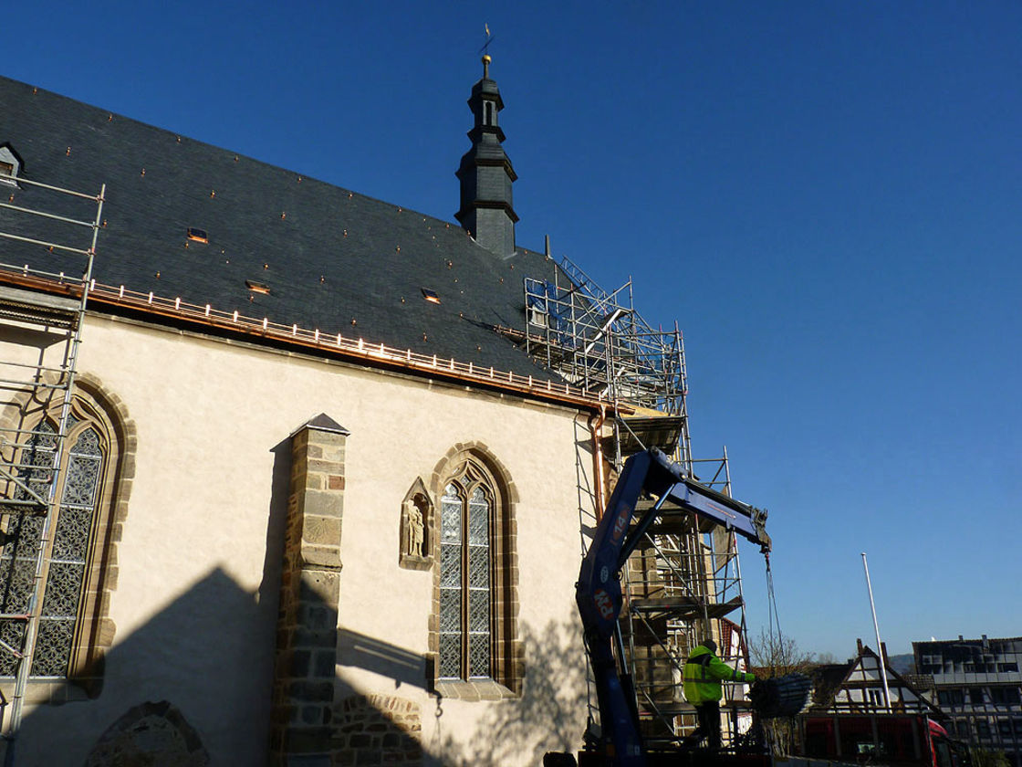 Abbau des Gerüstes an der Südseite (Foto: Karl-Franz Thiede)